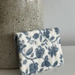 Thumbnail for Pochette Sézane motifs fleuris beige et bleu