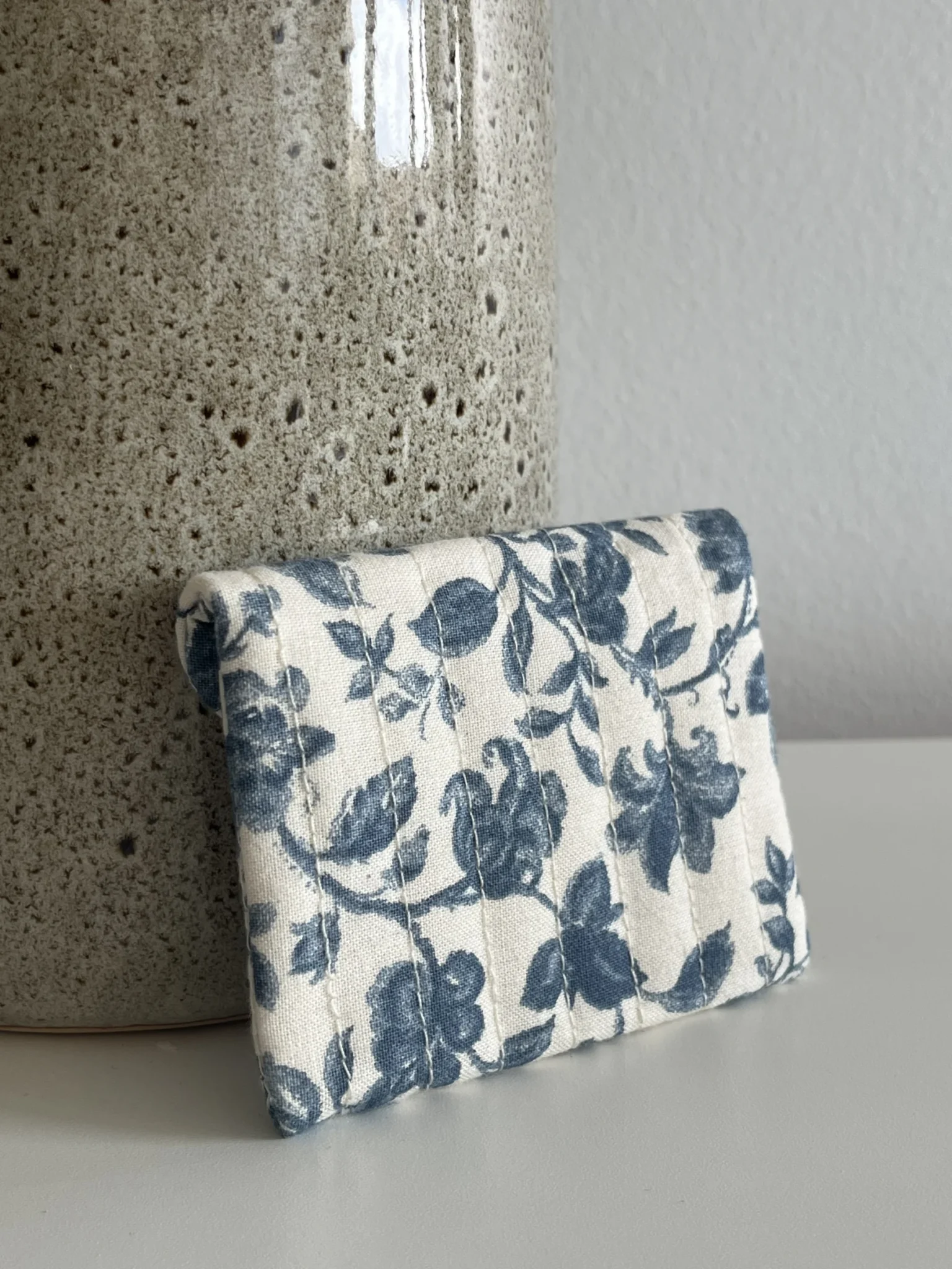 Image for Pochette Sézane motifs fleuris beige et bleu