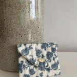 Thumbnail for Pochette Sézane motifs fleuris beige et bleu