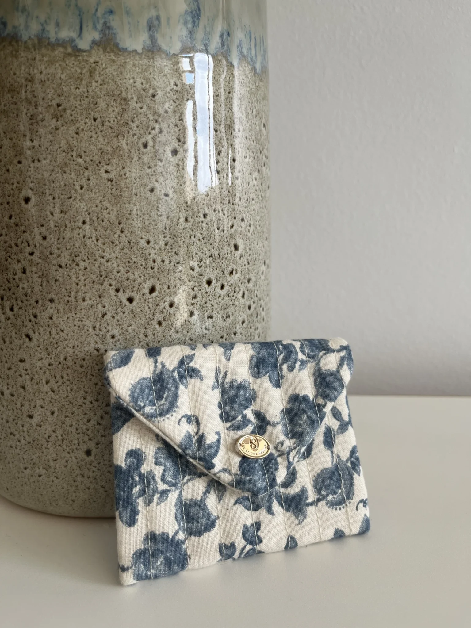 Image for Pochette Sézane motifs fleuris beige et bleu