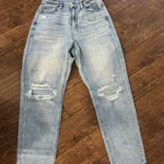 Featured thumbnail for Curvy mom jeans troués American eagle