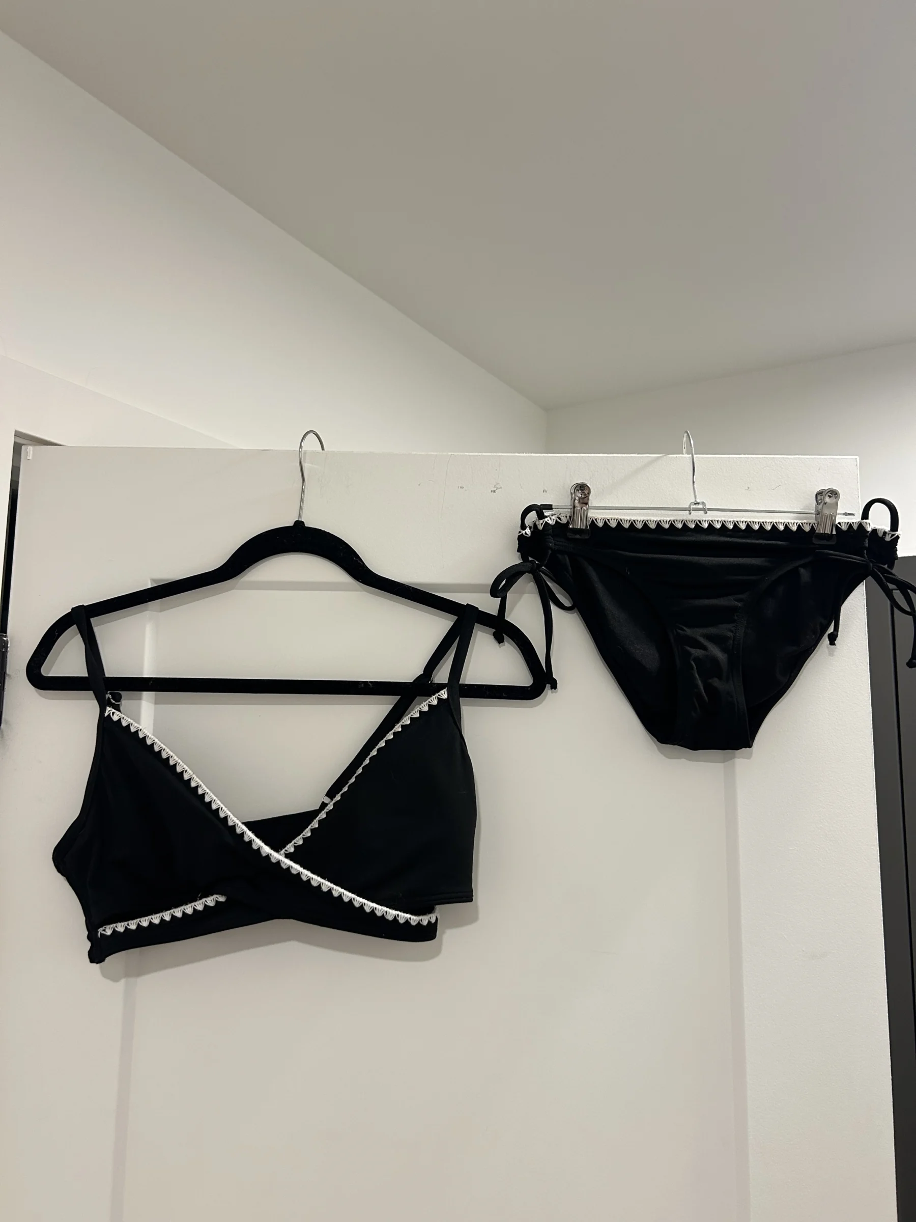 Bikini deux pièces noir avec détails brodés blancs La Vie en Rose seconde main