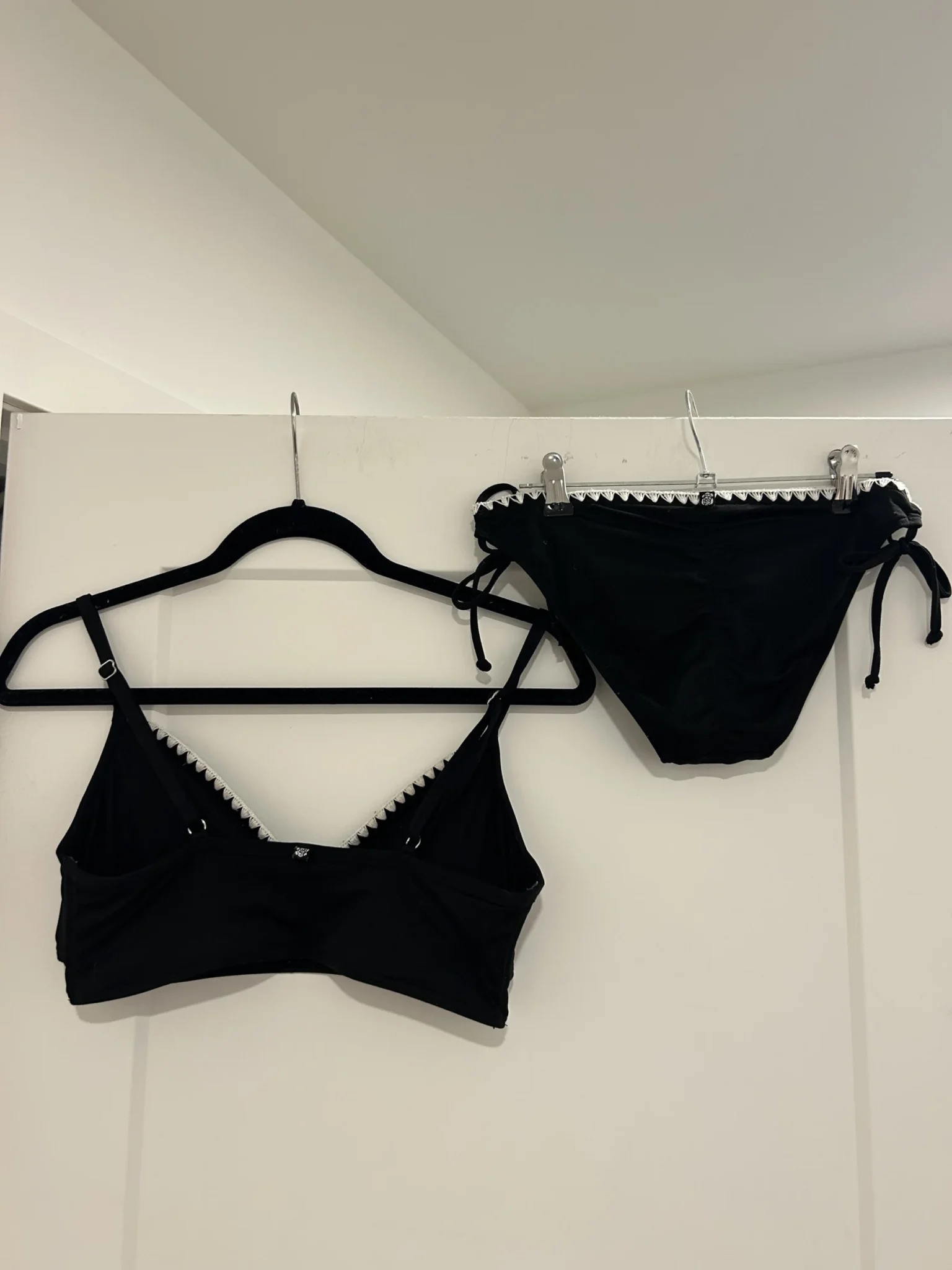 Image for Bikini deux pièces noir avec détails brodés blancs