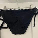 Thumbnail for Bikini deux pièces noir avec détails brodés blancs