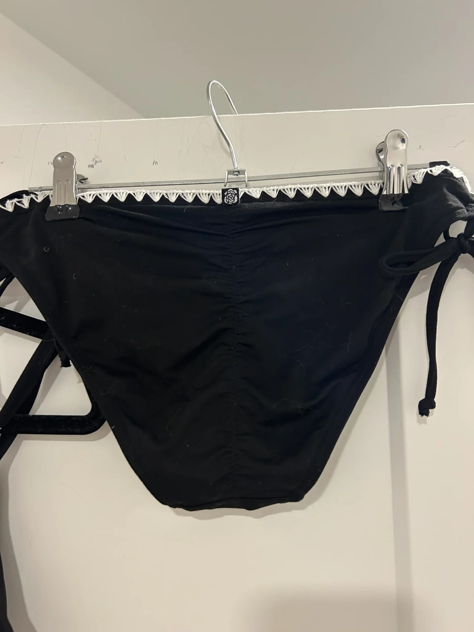 Image for Bikini deux pièces noir avec détails brodés blancs