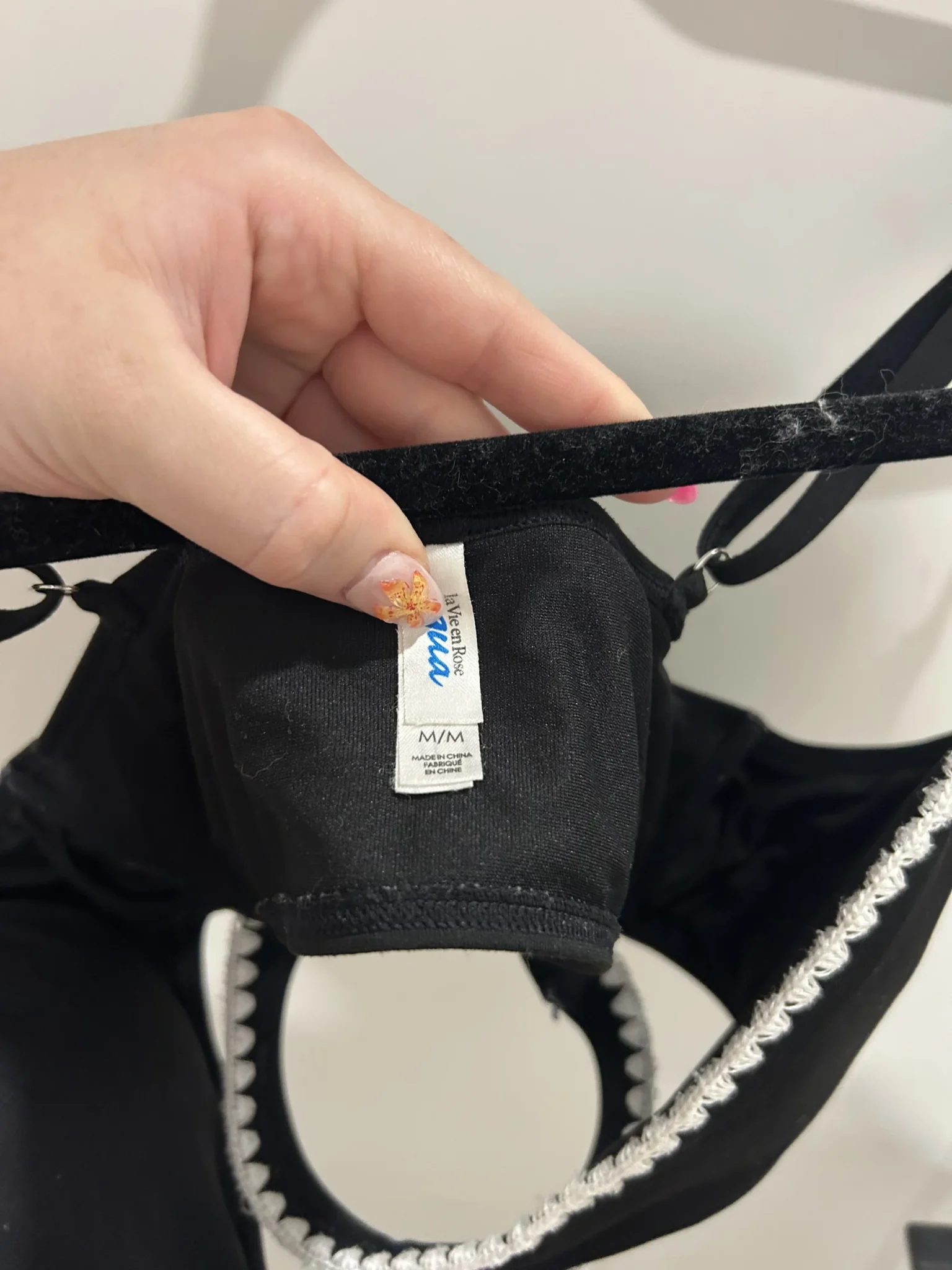 Image for Bikini deux pièces noir avec détails brodés blancs