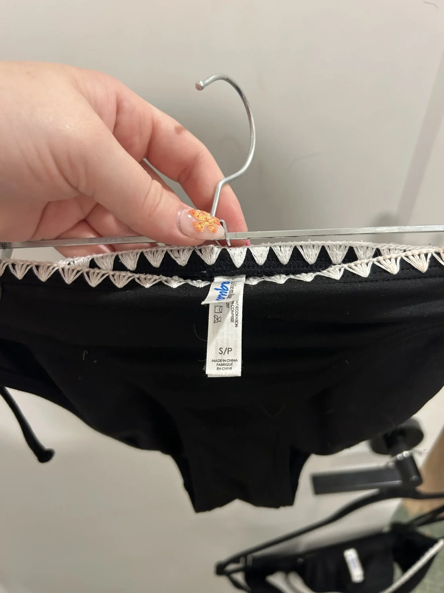 Image for Bikini deux pièces noir avec détails brodés blancs