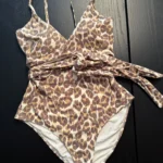 Featured thumbnail for Une pièce style « wrap » Aerie large long
