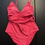 Featured thumbnail for Une pièce style « wrap » Aerie large long