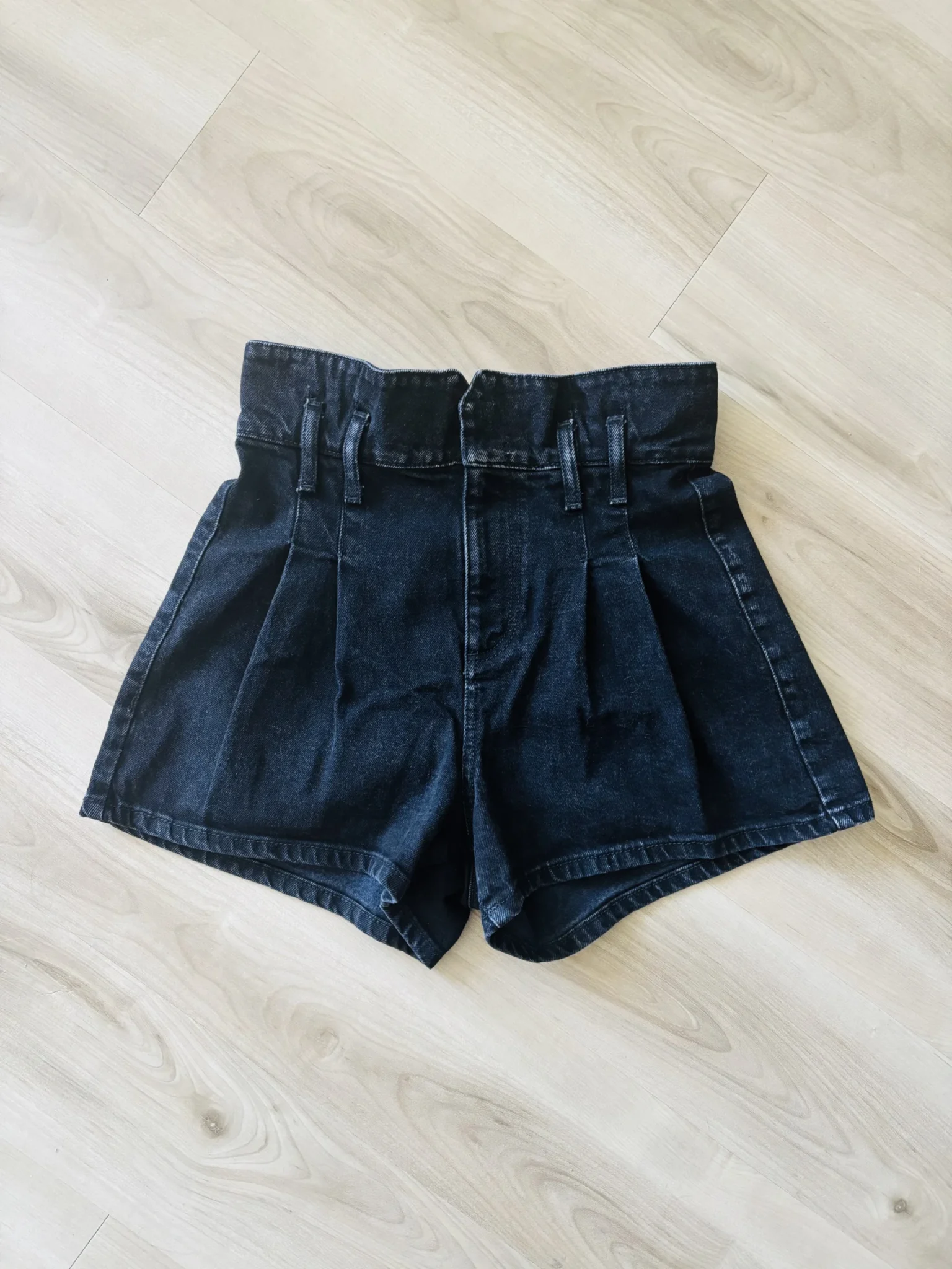 Image for Guess High-Waisted Shorts / High-Rise Guess Shorts