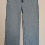 Featured thumbnail for Casual, high-waisted 90s-style jeans