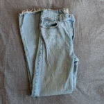 Thumbnail for Casual, high-waisted 90s-style jeans