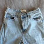 Thumbnail for Casual, high-waisted 90s-style jeans