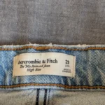 Thumbnail for Casual, high-waisted 90s-style jeans