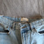 Thumbnail for Casual, high-waisted 90s-style jeans