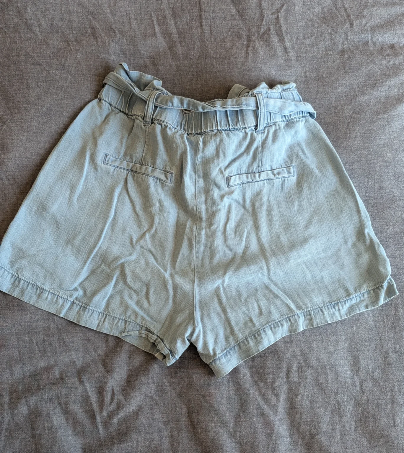 Image for High-waisted shorts.