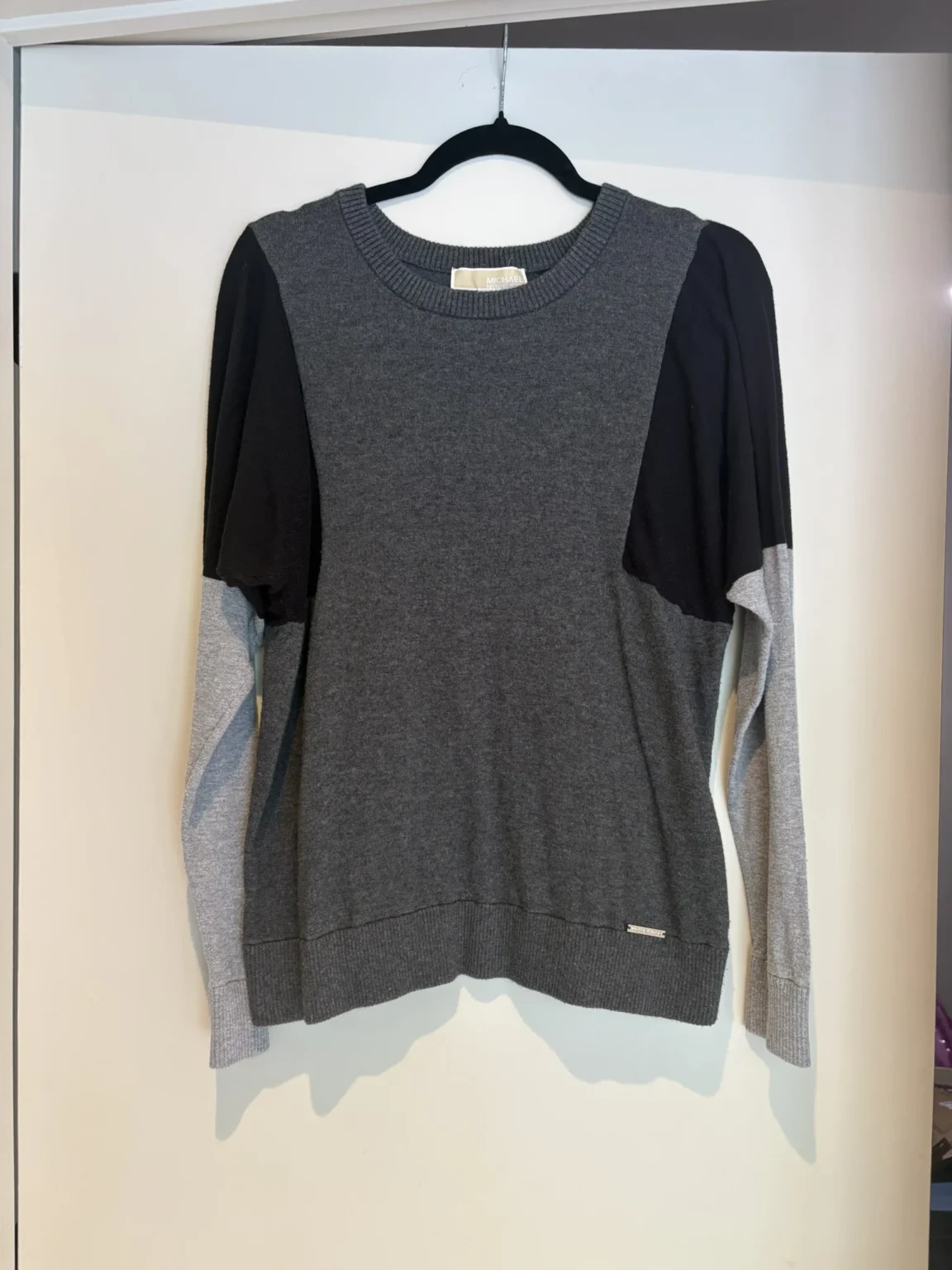 Featured image for Pull Michael Kors Color Block en maille gris et noir