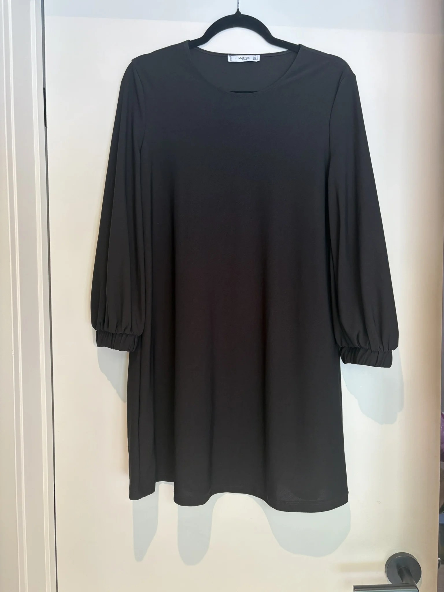 Robe Mango noire à manches 3/4, taille S, élégante et minimaliste Mango seconde main