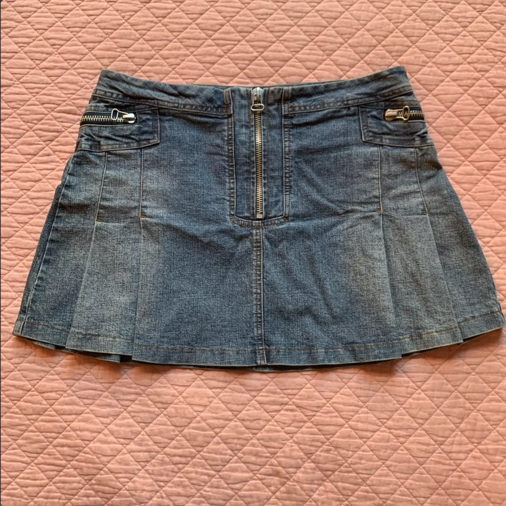 Image for REQUEST – Jupe mini plissée en denim bleu avec détails à glissière –  Medium