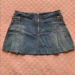 Thumbnail for REQUEST – Jupe mini plissée en denim bleu avec détails à glissière –  Medium