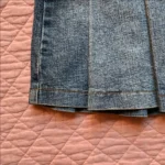 Thumbnail for REQUEST – Jupe mini plissée en denim bleu avec détails à glissière –  Medium