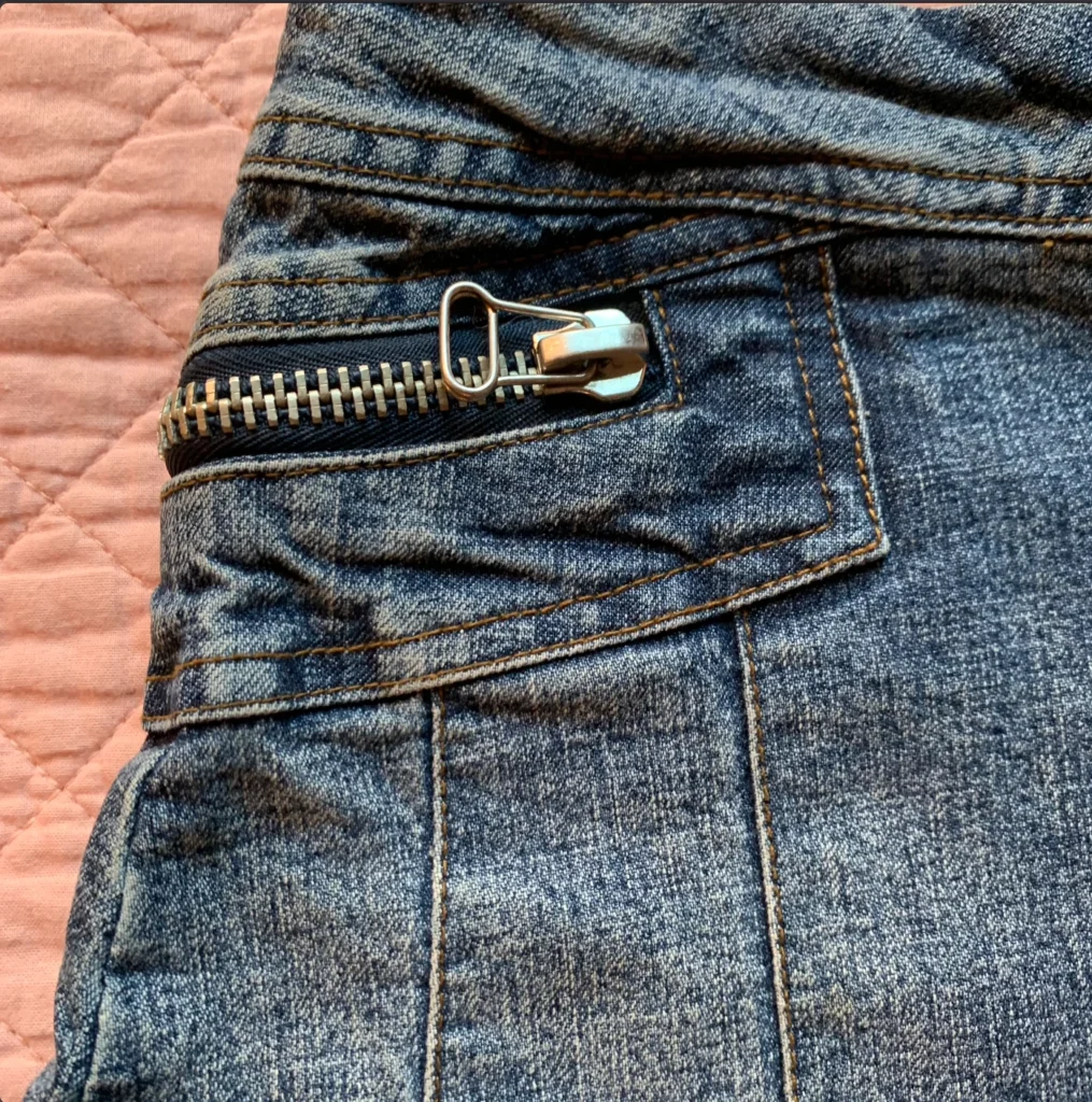 Image for REQUEST – Jupe mini plissée en denim bleu avec détails à glissière –  Medium