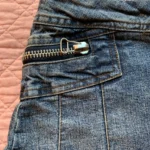 Thumbnail for REQUEST – Jupe mini plissée en denim bleu avec détails à glissière –  Medium