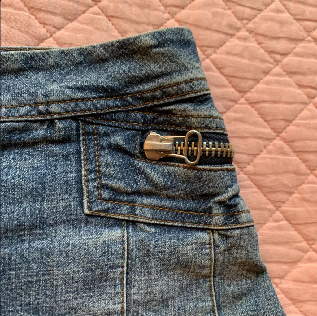 Image for REQUEST – Jupe mini plissée en denim bleu avec détails à glissière –  Medium