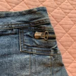Thumbnail for REQUEST – Jupe mini plissée en denim bleu avec détails à glissière –  Medium