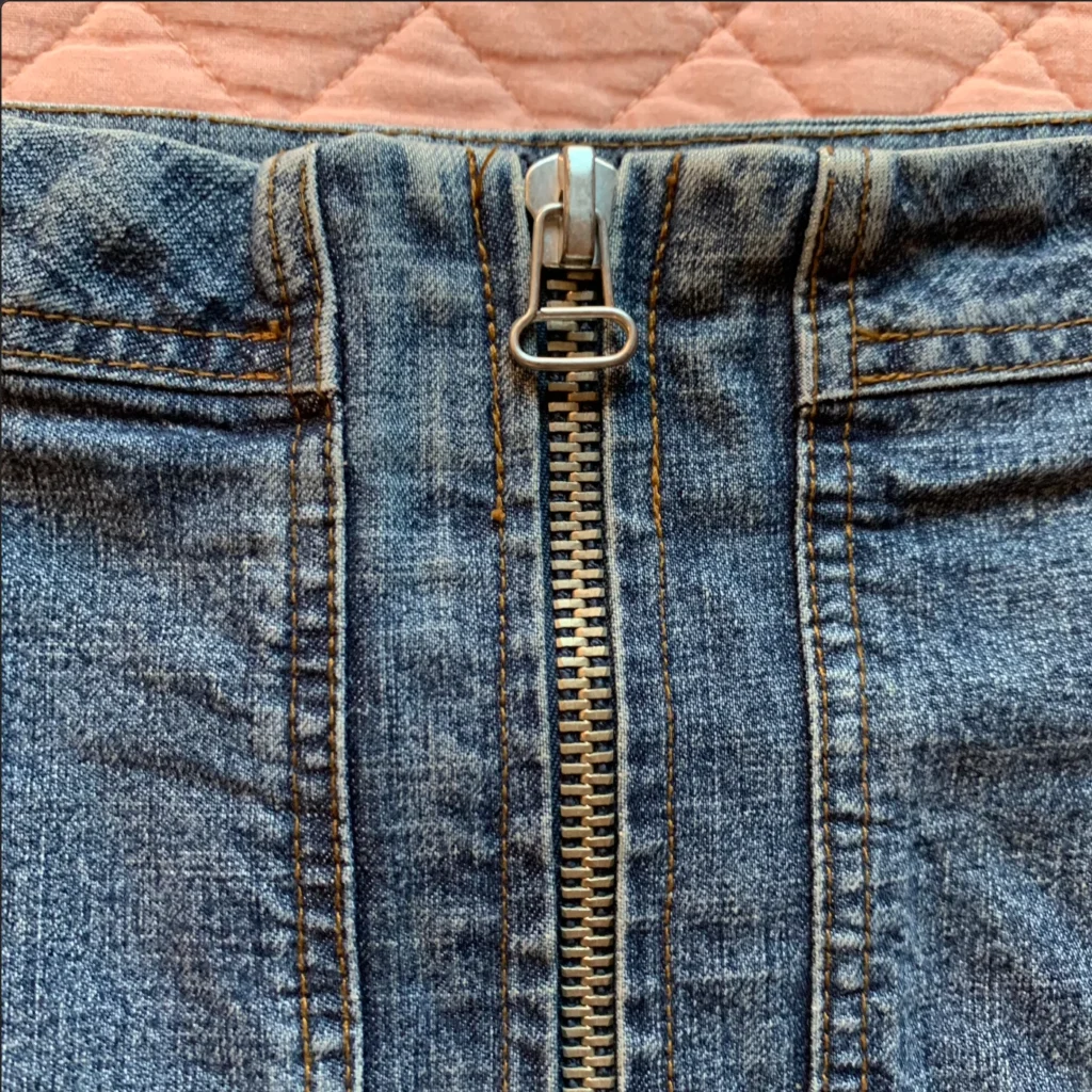 Image for REQUEST – Jupe mini plissée en denim bleu avec détails à glissière –  Medium