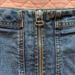 Thumbnail for REQUEST – Jupe mini plissée en denim bleu avec détails à glissière –  Medium