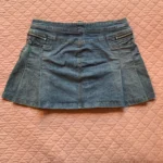 Thumbnail for REQUEST – Jupe mini plissée en denim bleu avec détails à glissière –  Medium