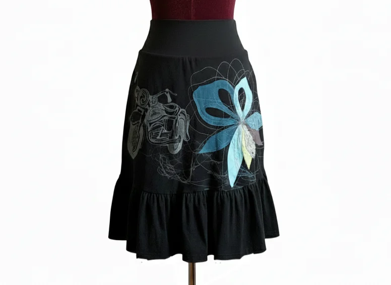 Featured image for Eve Lavoie – Jupe designer imprimé moto et floral – Ourlet à volants – Taille M