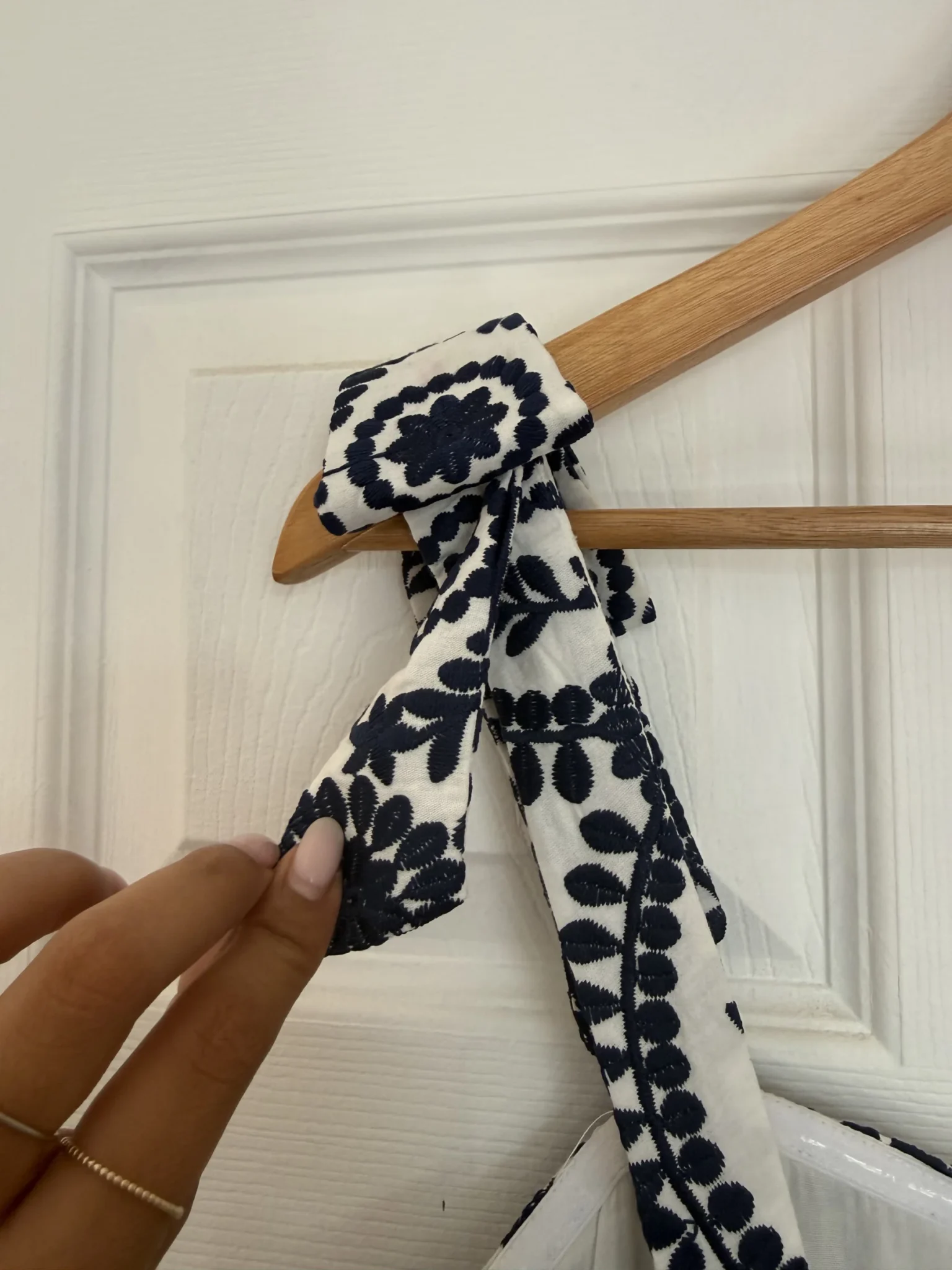 Image for Gisa | Robe Midi Blanche à Broderies Fleuries Marines