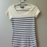 Featured thumbnail for T-shirt beige rayé bleu marin