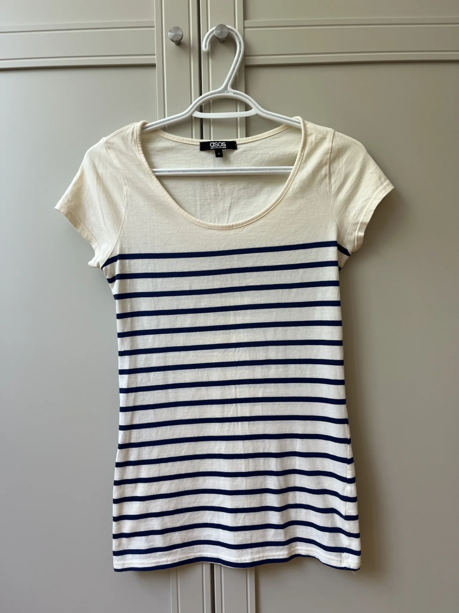 Featured image for T-shirt beige rayé bleu marin