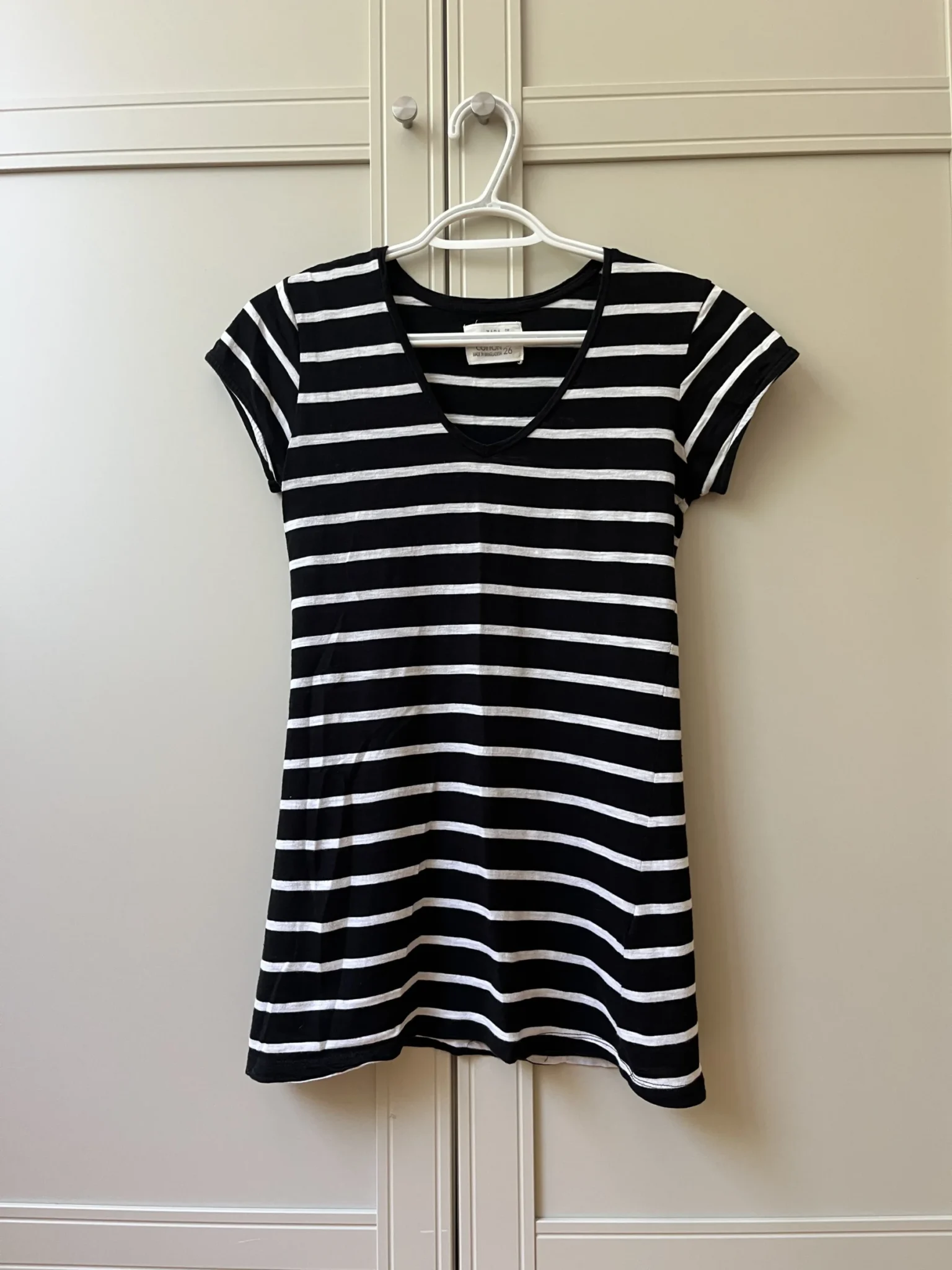 Featured image for T-shirt noir rayé blanc Zara