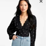 Featured thumbnail for ICÔNE – Blouse courte noire ample avec dentelle, encolure en V plongeante et petites fleurs – Taille L
