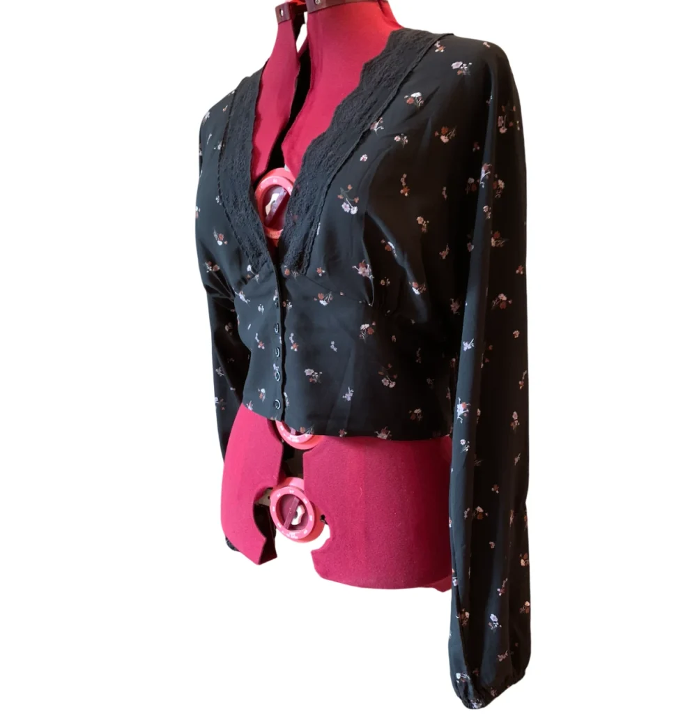 Image for ICÔNE – Blouse courte noire ample avec dentelle, encolure en V plongeante et petites fleurs – Taille L