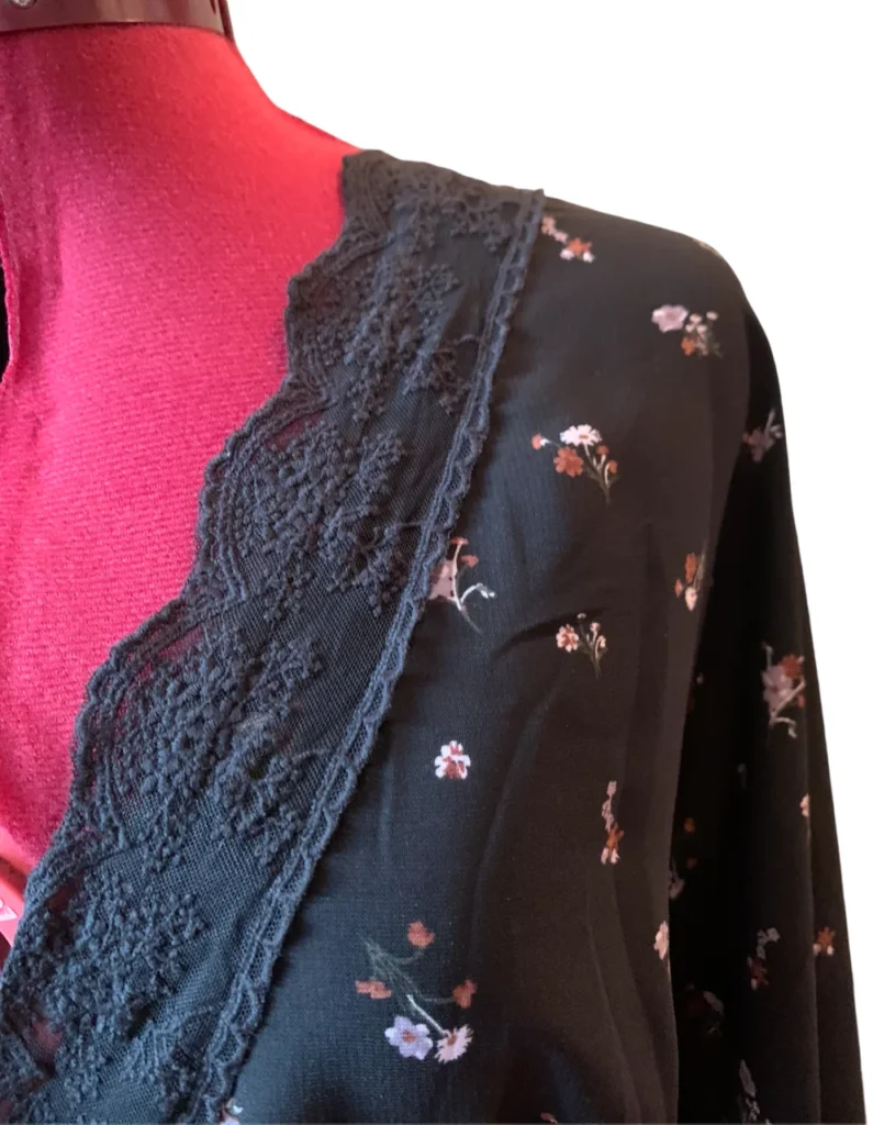 Image for ICÔNE – Blouse courte noire ample avec dentelle, encolure en V plongeante et petites fleurs – Taille L