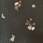 Thumbnail for ICÔNE – Blouse courte noire ample avec dentelle, encolure en V plongeante et petites fleurs – Taille L