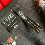 Thumbnail for ICÔNE – Blouse courte noire ample avec dentelle, encolure en V plongeante et petites fleurs – Taille L