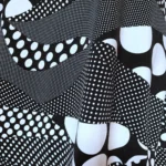 Thumbnail for Chandail Tunique chic noire et blanche à motif abstrait de pois – Taille L