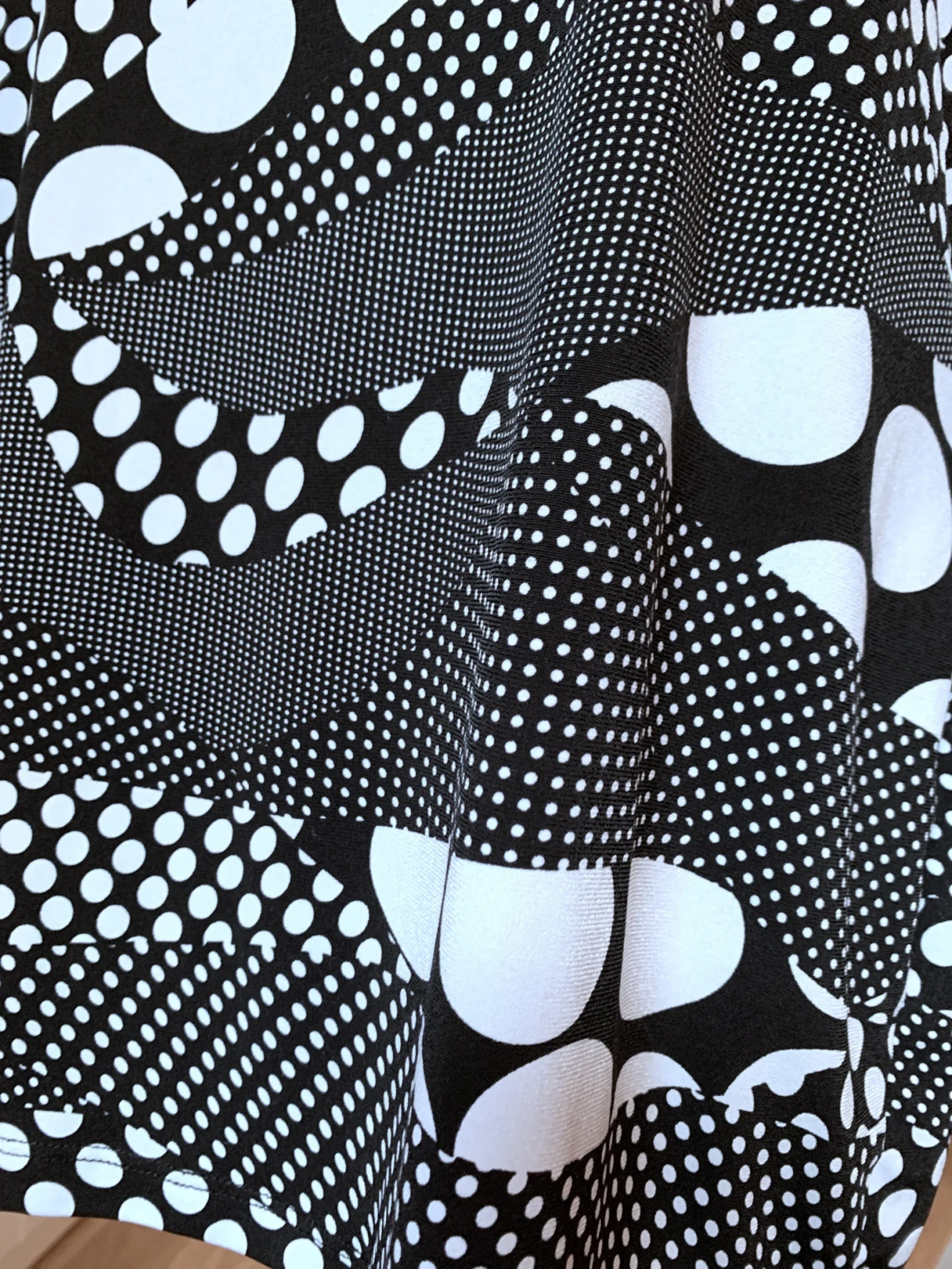 Image for Chandail Tunique chic noire et blanche à motif abstrait de pois – Taille L