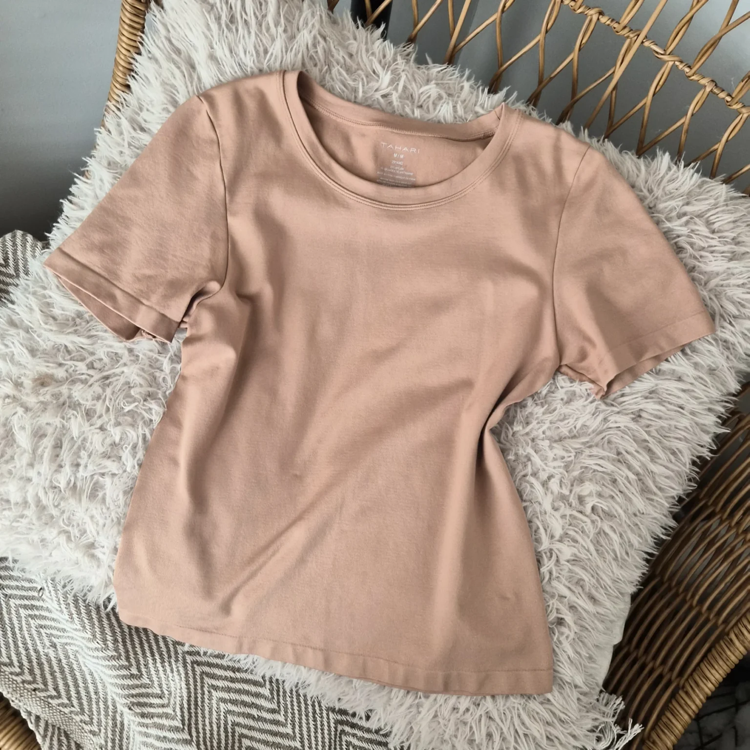 Featured image for Tight-fitting short-sleeved top