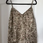 Featured thumbnail for 100% Soie! Top Wilfred Aritzia motif léopard kaki et rose taille S
