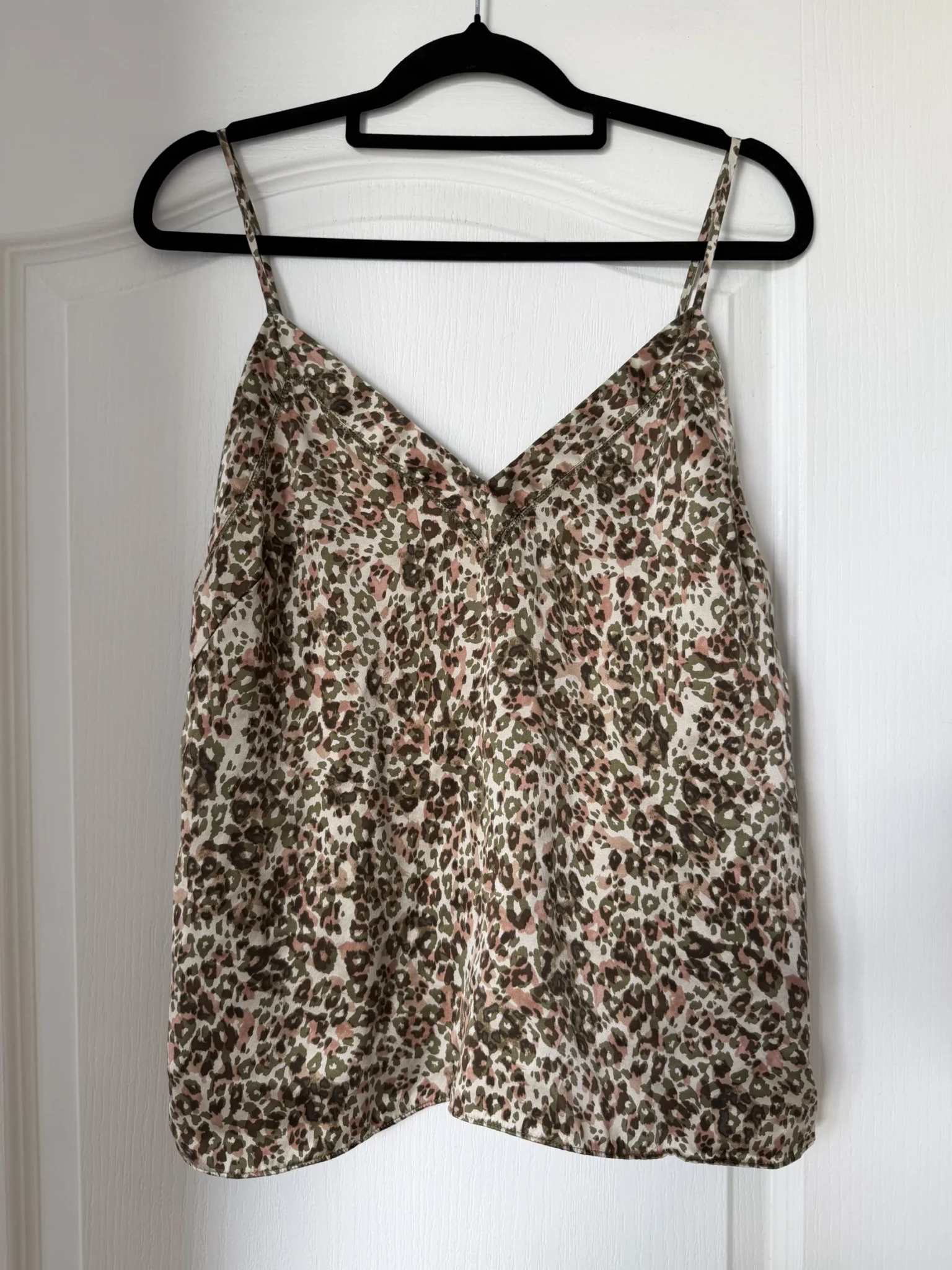 Featured image for 100% Soie! Top Wilfred Aritzia motif léopard kaki et rose taille S