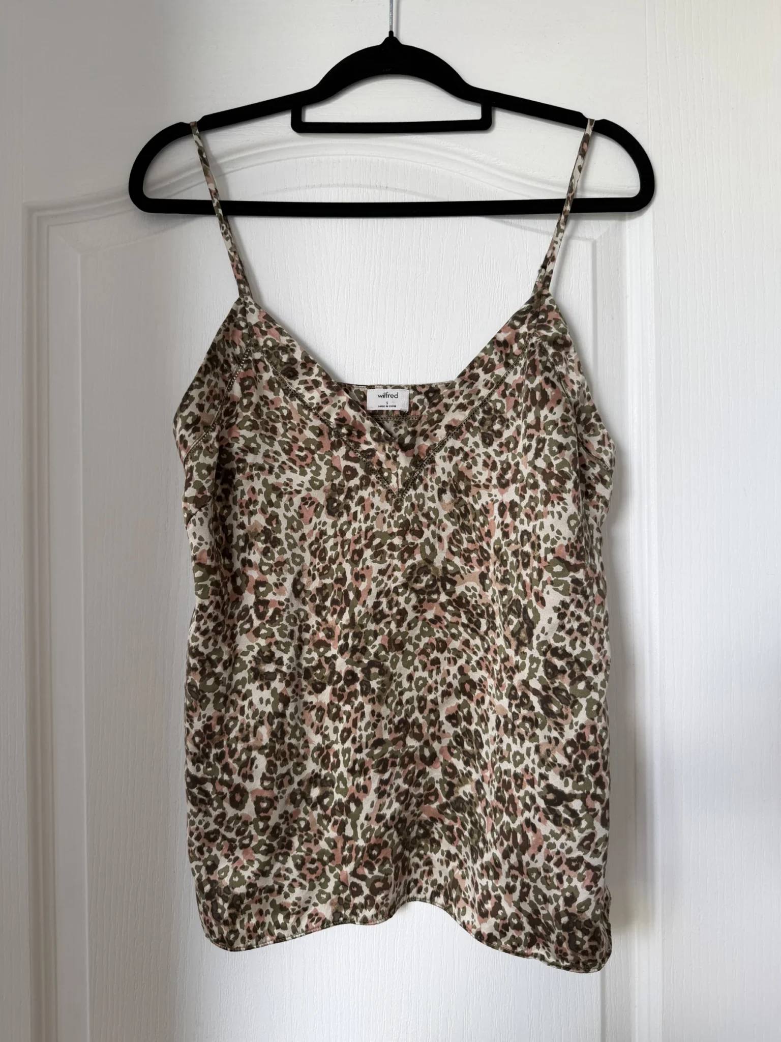 Image for 100% Soie! Top Wilfred Aritzia motif léopard kaki et rose taille S