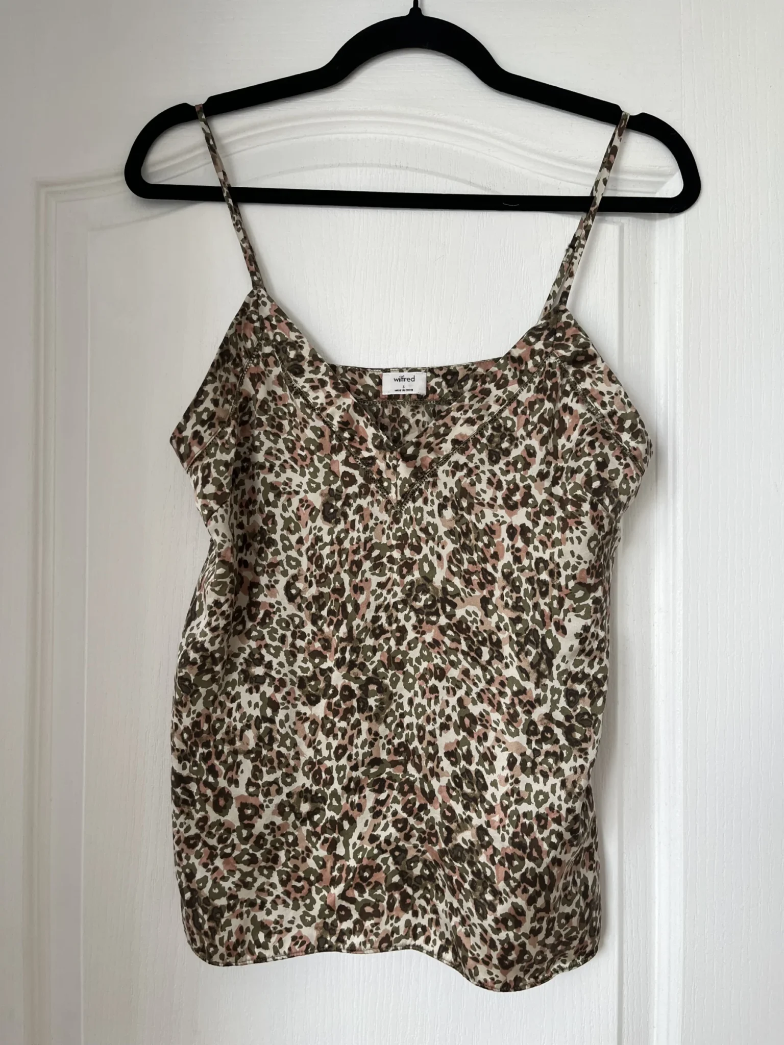 Image for 100% Soie! Top Wilfred Aritzia motif léopard kaki et rose taille S
