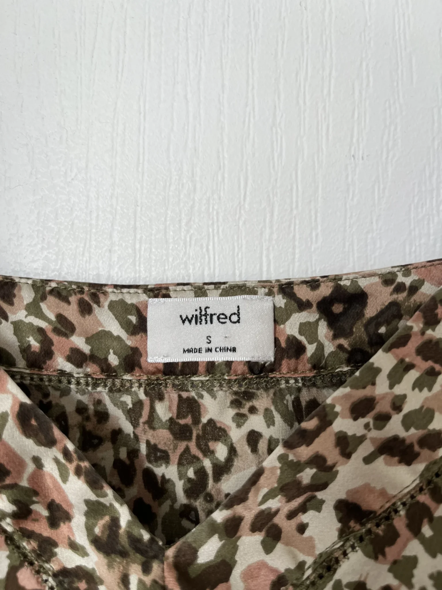Image for 100% Soie! Top Wilfred Aritzia motif léopard kaki et rose taille S